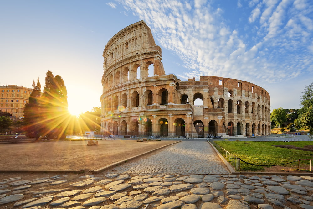 Veduta del Colosseo a Roma e sole mattutino, Italia, Europa.